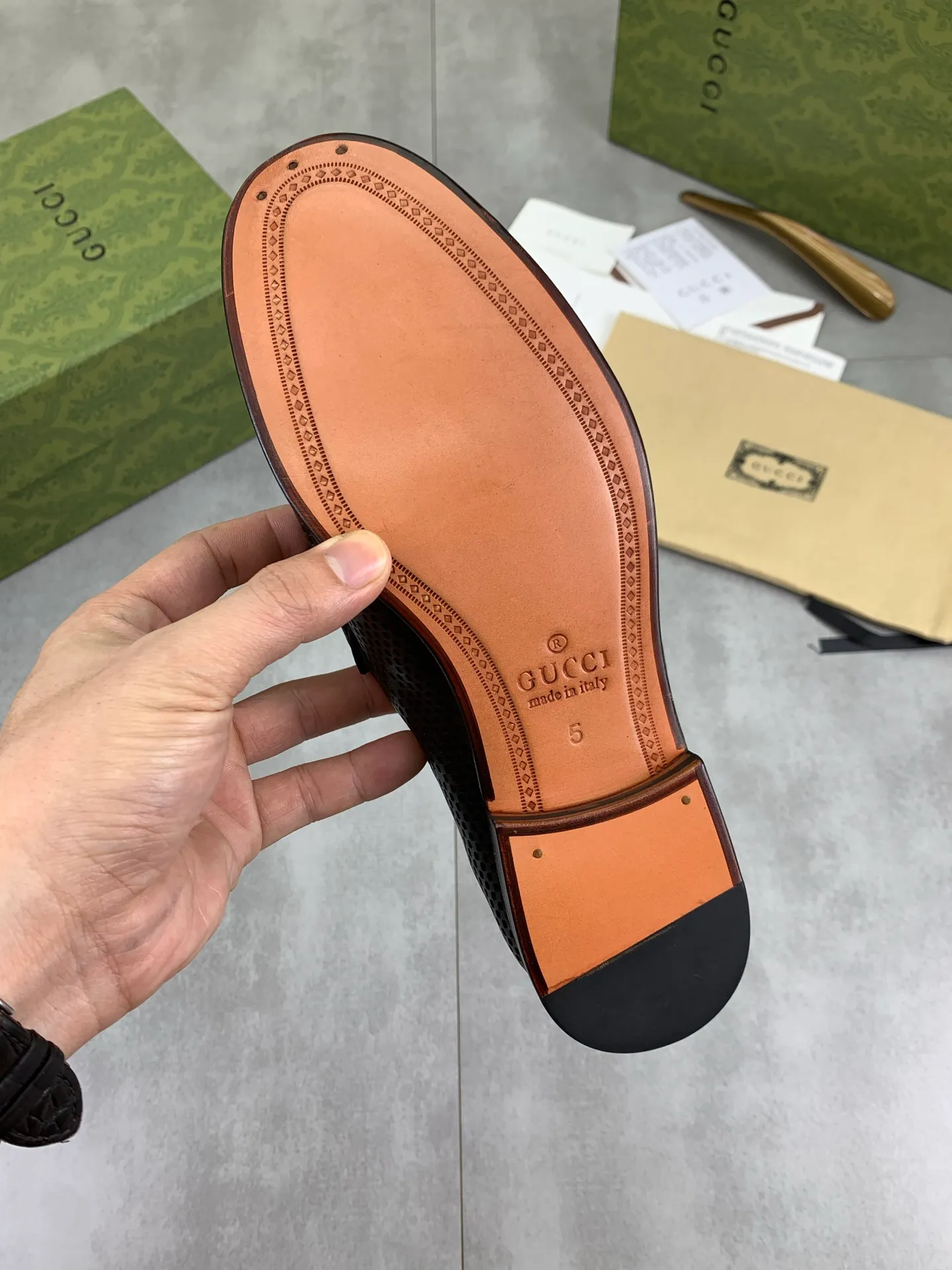 Factory price P980💰💎💎💎Top version (original high-grade genuine leather outsole) Full upper and inner lining cowhide punching design (summer essential) Brand: [GUCCi] Gucci's new business formal casual leather shoes Standard code: Men's size 39–44 (38 45 46 needs to be customized) Grade: Same as the official website Original quality Material: Original calfskin Water-dyed cowhide lining Original genuine leather outsole Style categories: Men's fashion Formal casual leather shoes Slip-on men's shoes series Young fashion European and American trends British style Casual matching Comfortable feet Color: 3️⃣ colors available Actual pictures